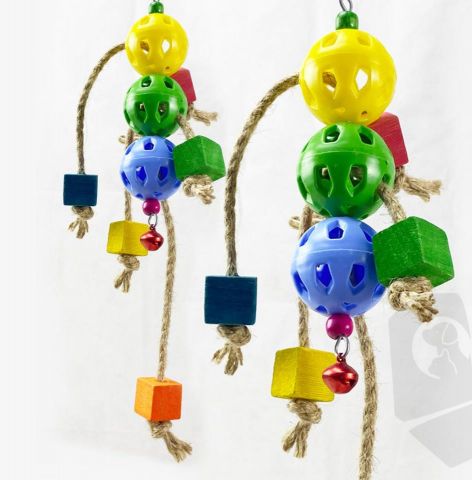 Juguete con 3 bolas de plastico,cuerdas y cascabel